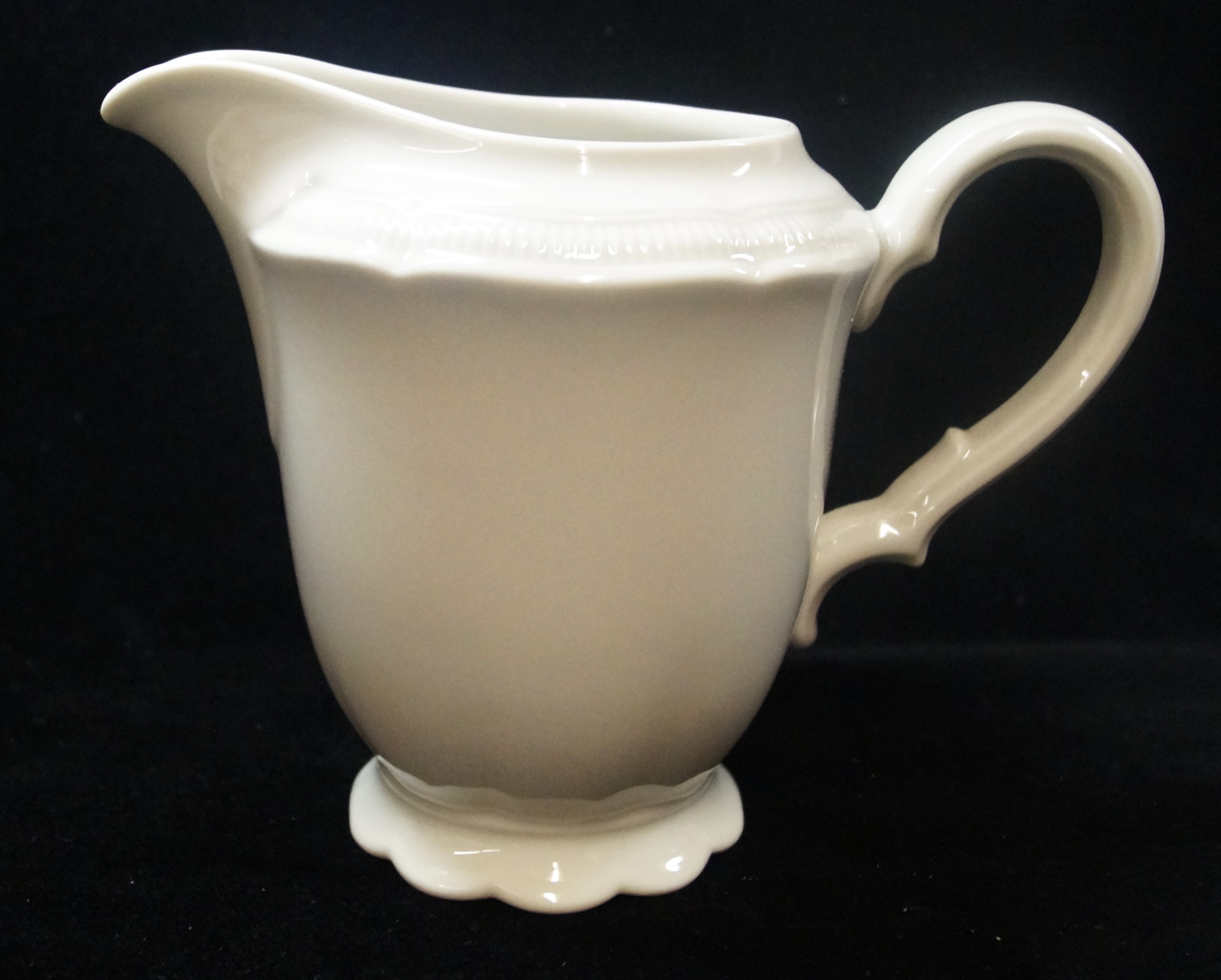 Hutschenreuther Weimar Weiss: Milchkännchen groß Höhe: 12,5 cm; Inh.: 0,520 ltr.  