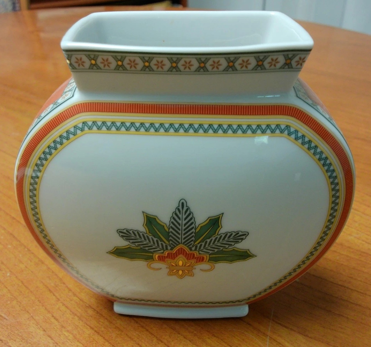 Hutschenreuther Louvre Weihnachtsservice: Tischvase Durchmesser Öffnung oben ca. 8 x 5 cm; Höhe ca. 14,5 cm