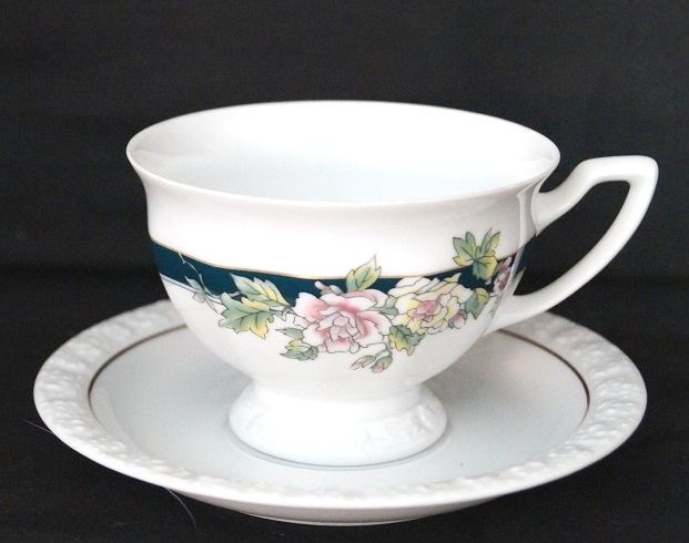 Rosenthal Maria Petersburg: Kaffeetasse 2-tlg. H = 6,8 cm Ø = 9,5 cm UT = 14,5 cm Rosenthal Maria Petersburg: Kaffeetasse 2-tlg. H = 6,8 cm Ø = 9,5 cm UT = 14,5 cm