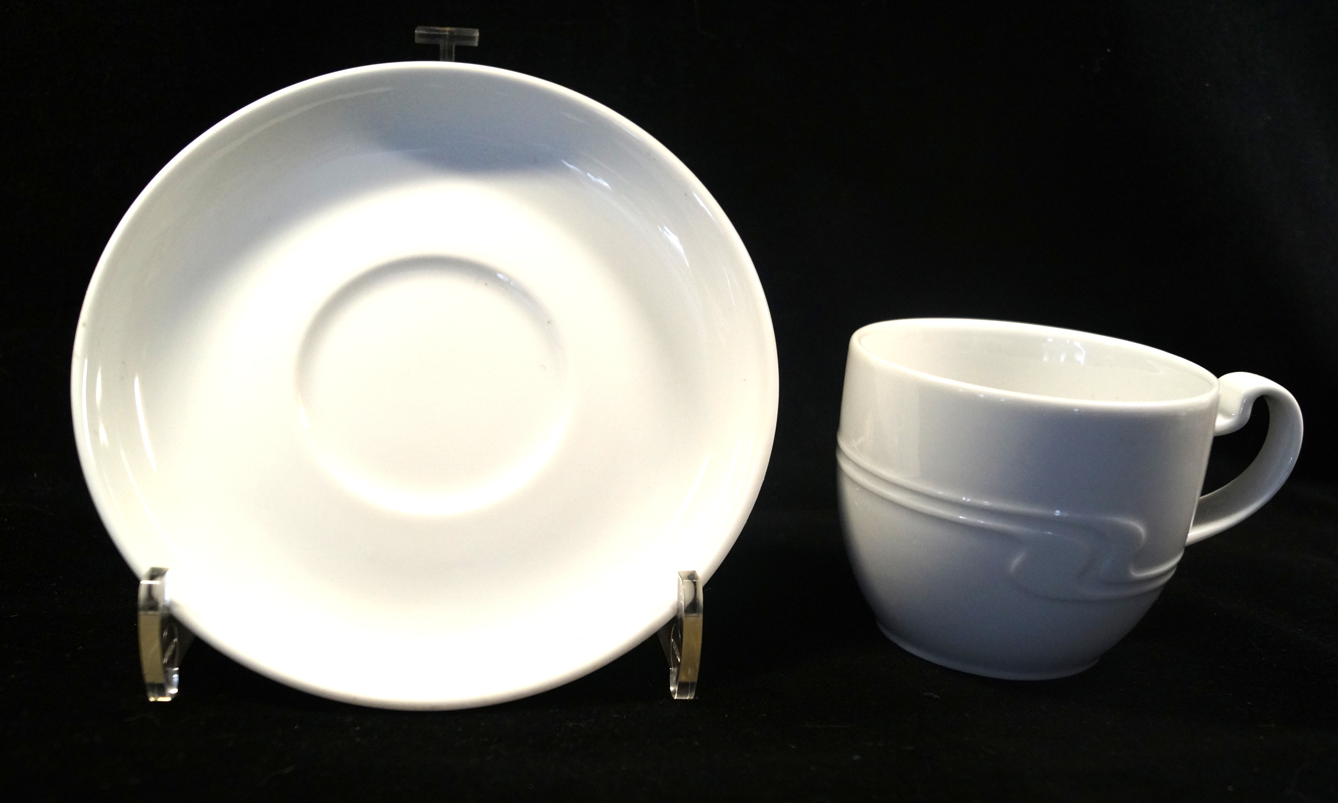 Rosenthal Asimmetria Weiss - Hotel: Kaffeetasse mit Untertasse H: 6,5 cm; Ø = 7,5 cm; UT = 14 cm;  etwas dickerer Scherben!